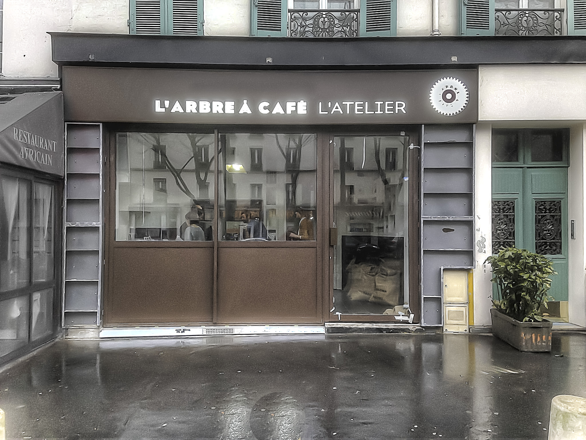 enseigne-boitier-ajoure-lettre-et-lumiere