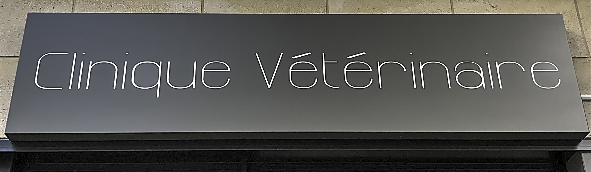 enseigne-boitier-ajoure-lettre-et-lumiere