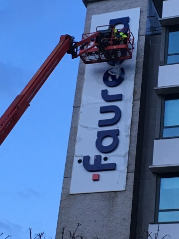 pose-enseigne-lumineuse-grue